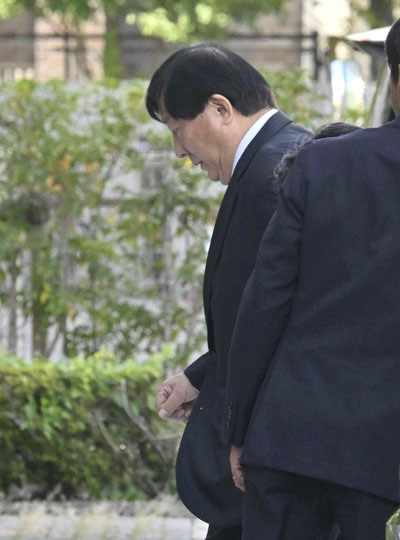 福島地裁に入る亀岡被告＝３日午前１０時３６分