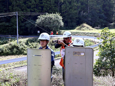 実地訓練で模擬発砲を行う猟友会員