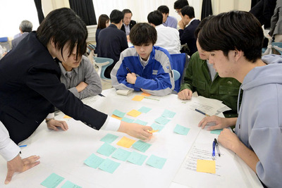 カーボンニュートラルについて意見を交わす参加者＝いわき市・福島高専