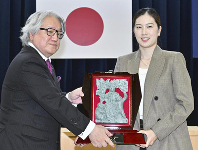 みんゆう県民大賞を受賞し野崎社長から盾を受ける大堀さん（右）＝４日午後、広野町・ふたば未来学園中・高