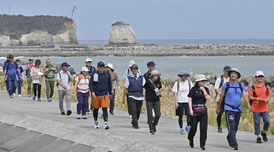 富岡、楢葉、広野の３町を巡った「ふくしま浜街道トレイルウオークｉｎとみおか・ならは・ひろの」。参加者が潮風を受けながら海沿いを散策し、復興の歩みを感じた＝５日午前、富岡町・富岡海岸堤防