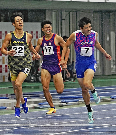 【陸上成年男子４００メートル障害決勝】４９秒１４で２位となった山内大夢（東邦銀行）（右） ＝平和堂ＨＡＴＯスタジアム