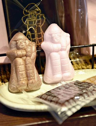あん（手前）は自分で挟む土偶もなか