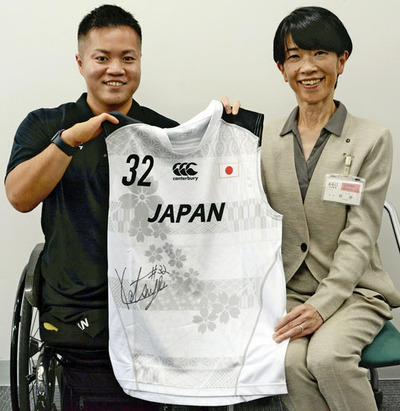 紺野局長に日本代表のユニホームを手渡した橋本（左）