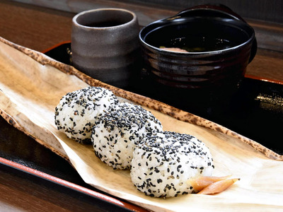 新たに発売される「黒ごまおむすび」