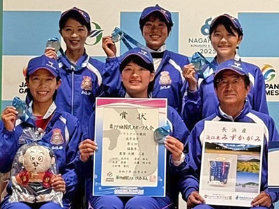 ソフトテニス成年女子で準優勝を果たした本県チーム