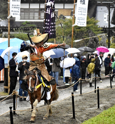 疾走する馬から矢を放つ役者＝古殿町・古殿八幡神社