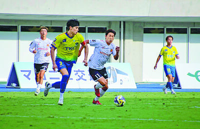 【栃木―福島】果敢に攻め込む福島のＦＷ芦部（右）＝カンセキスタジアムとちぎ（福島ユナイテッドＦＣ提供）