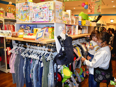 多くの来店客でにぎわった「ＥＣＯＬＩＦＥ　ＣＯＣＯ　イオンモールいわき小名浜店」＝１０日、いわき市