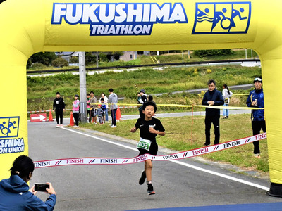 ゴールする小学生
