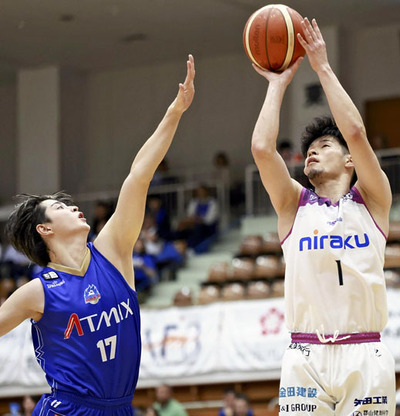 【青森―福島】第1Q、シュートを狙う福島の中野(右)=青森県武道館