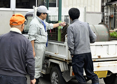 捕獲用のわなを確認する関係者＝１６日午前９時１５分ごろ、会津若松市大戸町