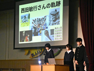 西田さんから学んだことを発表する生徒＝１７日午前、郡山市・小原田中