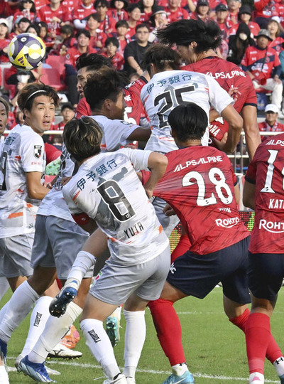 【いわき―愛媛】後半３２分、頭で勝ち越しゴールを決めるいわきのＤＦ堂鼻（右奥）＝ハワイアンズスタジアムいわき