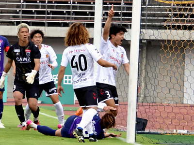 【福島―群馬】後半１２分、２点目を決め、右手を掲げる福島の松長根（右）＝正田醤油スタジアム群馬（福島ユナイテッドＦＣ提供）