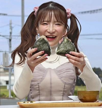 もえあず米を使った特大おにぎりをＰＲするもえのさん