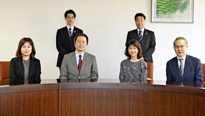 （前列左から）吉野、瀬川、吉川、荒井の各氏（後列左から）樅山、手島の各氏