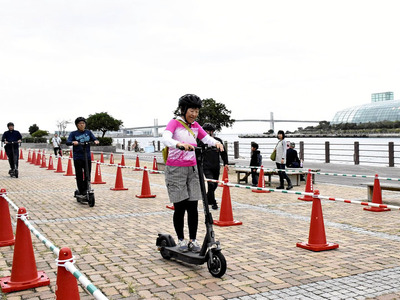 電動モビリティーの運転を体験する来場者