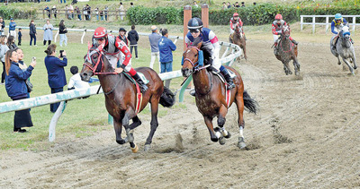 ジョッキー姿でレースを繰り広げる騎馬武者