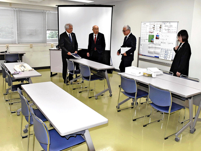 公開されたフリースクールの学習スペースを見学する関係者