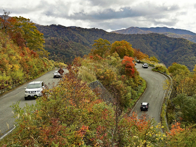 山肌を色鮮やかに染める紅葉＝２１日、北塩原村・西吾妻スカイバレーの東鉢山七曲り