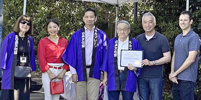 日本文化祭りに参加し、北加福島日系人会の会員と交流した大槻総領事（左から３人目）