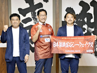 内田市長（中央）に開催を報告した坂下総監督（左）と小野選手