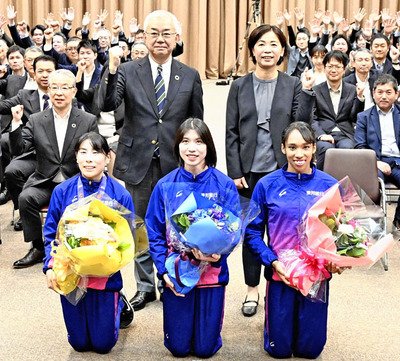 世界大会の出場報告をした（前列左から）佐々木、松本、井戸