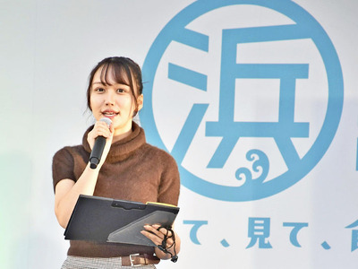 司会として登場し、本県の魅力を伝えた橘さん=浪江町・道の駅なみえ