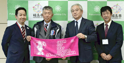 斎藤副市長(右から2人目)に意気込みを語った亀田理事長(同3人目)ら