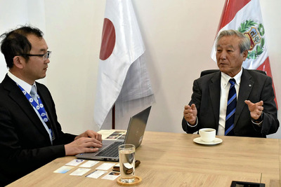 細川所長（左）と意見を交わす押山村長＝２２日午後、リマ・ＪＩＣＡペルー事務所
