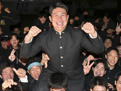 ドラフト会議で楽天に4位指名され、野球部員らに祝福される大栄捕手=23日午後7時10分ごろ、学法石川高