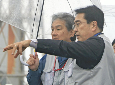 福島第１原発を視察する赤沢氏（右）＝２５日午前（代表撮影）