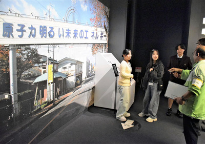 伝承館を見学する参加者