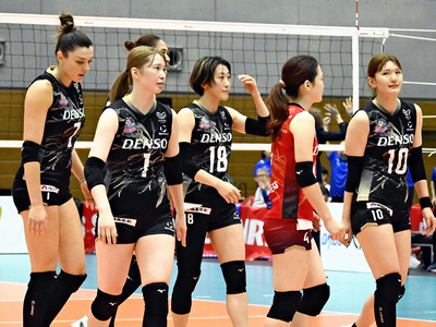 【デンソー―SAGA久光】試合終了後、厳しい表情を見せる選手ら=福島トヨタクラウンアリーナ