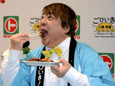「三陸常磐もの」のおいしさをＰＲする彦摩呂さん