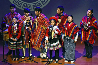 日本語の歌や伝統舞踊を披露し、大玉村の訪問団を歓迎する出演者=25日午後、ペルー・マチュピチュ村