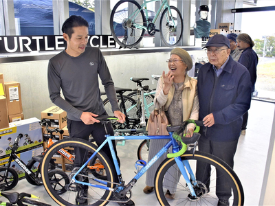 来店した地域住民と交流する野田さん(左)