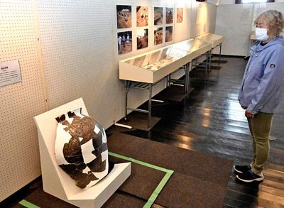 桑折西山城で発掘された出土品を観賞する来館者