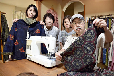 教室生に秋物のブラウスやリバーシブルのコート作りを指導する雪下さん(手前)