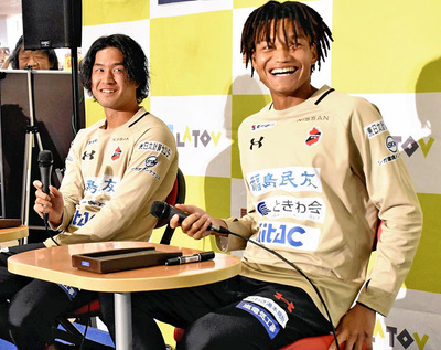 トークショーなどでサポーターと交流した堂鼻（左）、石渡の両選手