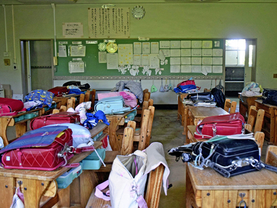 校舎内にランドセルがあるなど、震災当時の様子が残る旧熊町小。町は保存活用の検討に向けて調査を始めた