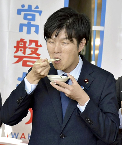 ヒラメの刺し身などを試食する鈴木氏＝道の駅いわき・ら・ら・ミュウ