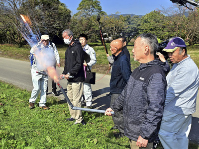 クマを追い払うための花火の打ち上げ方を教わる住民ら＝３０日午前、福島市在庭坂