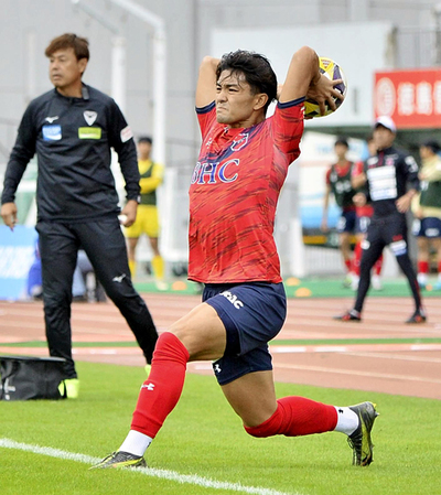 徳島戦でロングスローを投げるＭＦ五十嵐選手