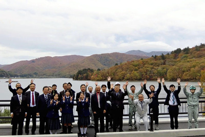 現地で完成を祝う関係者(県喜多方建設事務所提供)