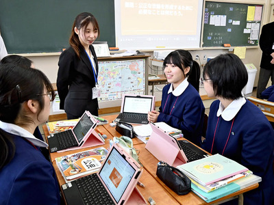 公開授業で記事の違いについて話し合う生徒たち