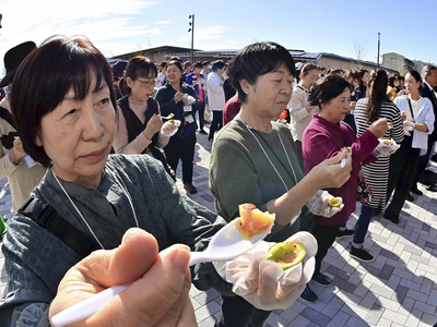 キウイをスプーンですくい上げ、ギネス世界記録に挑戦した参加者＝１日午後、大熊町