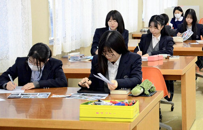 自分の好きな本を持ち寄りポップを製作する生徒たち