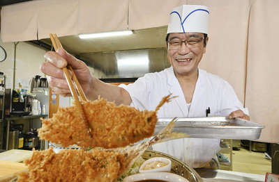人気の「アジフライ御膳」の準備をする君島さん。鮮度の高いアジを使用している